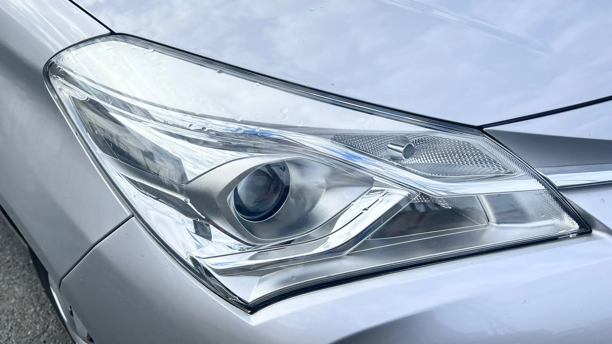 Toyota Vitz Hybrid – (Yaris)